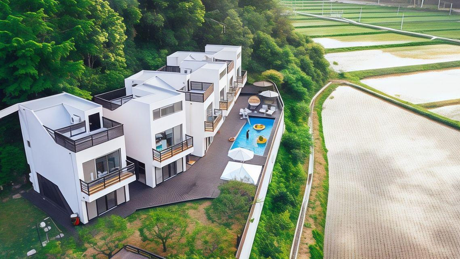 Exterior & Views