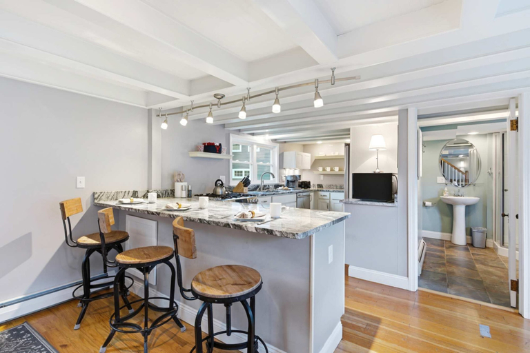 Private kitchen 5, Crosswinds Near Beach & Shops, York