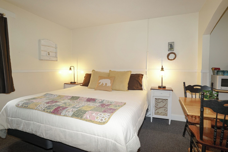 Room 4, Beartooth Suites, Carbon