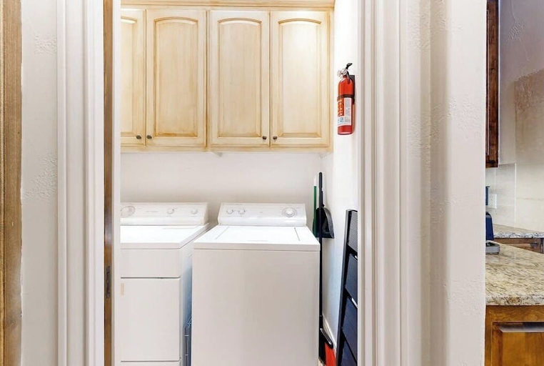 Laundry, Luxe Lakefront Retreat With Private Pool, Spa, Lakeside Terrace, Gourmet Kitchen, Llano