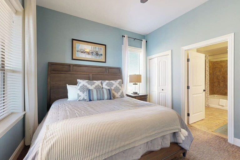 Room 4, Hill Country Corner Condo at The Waters - Central AC, Lake Views & Pool, Llano
