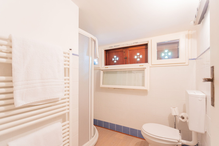 Bathroom 5, Sala Comacina Villas, Como