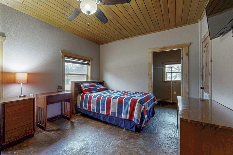 Room 2, Arva's Retreat, Burnet