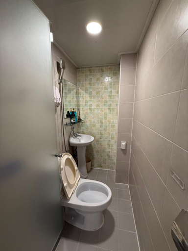 Bathroom 3, Olive Hostel W, Jung