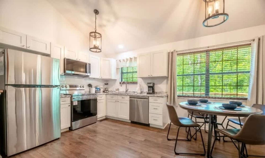 Room 4, Cozy Cabin Close to Dollywood Dog Friendly, Sevier