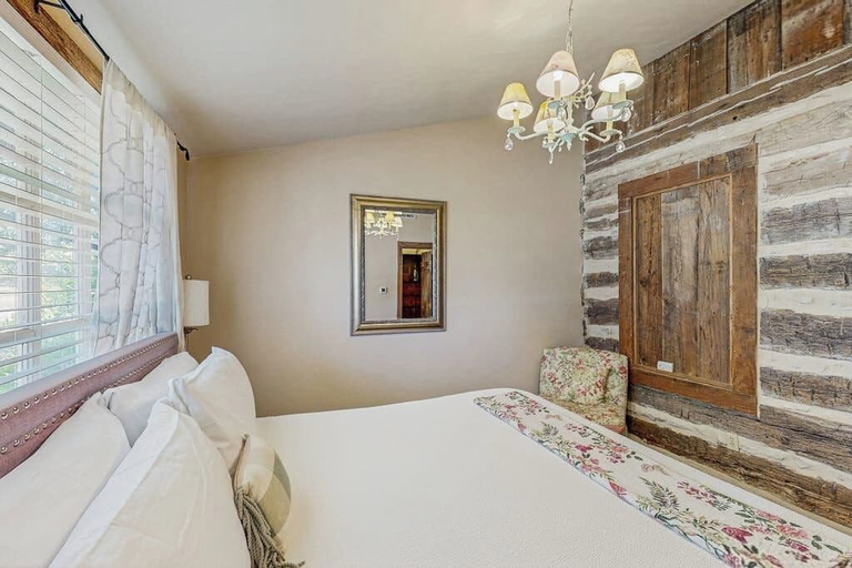 Room 3, Dog-friendly Suite With a Fireplace - 290 Wine Tasting Trail, Gillespie