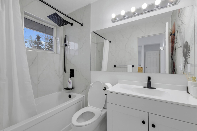 Bathroom 3, Calgary Downtown Guest House, Division No. 6