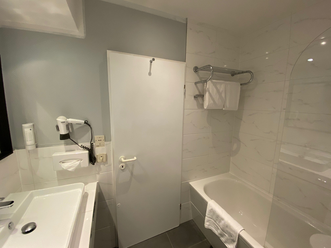 Bathroom, Park Hotel Hamburg Arena, Hamburg