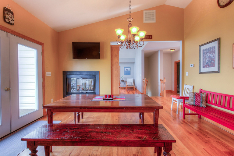 Room 2, Dog-friendly, Lakefront Vacation Home w/ a Boat House, Kayaks, & Paddleboards, Louisa