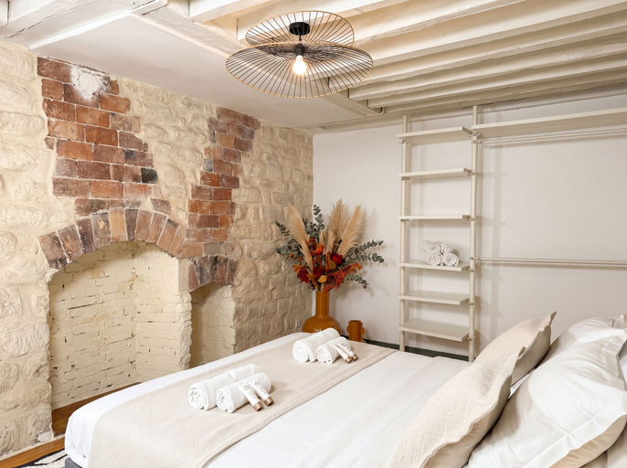 Bedroom 3, 1596 Nazareth, Paris