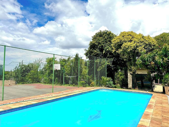 Pool 4, Luxurious Mansion Whole, City of Johannesburg