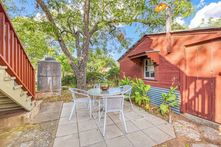 Outdoor dining 2, Historic Farmhouse With Lush Covered Patio - Near Wineries & Main St, Gillespie