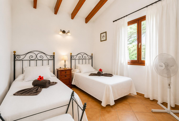 Others 3, Villa Estrella, Baleares
