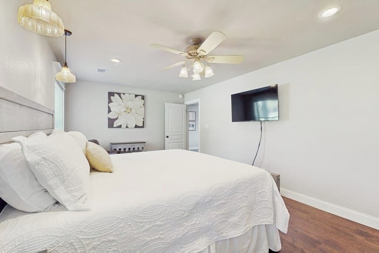 Room 4, Opulent Waterfront Home With Dock, Firepit & Stunning River View, Burnet