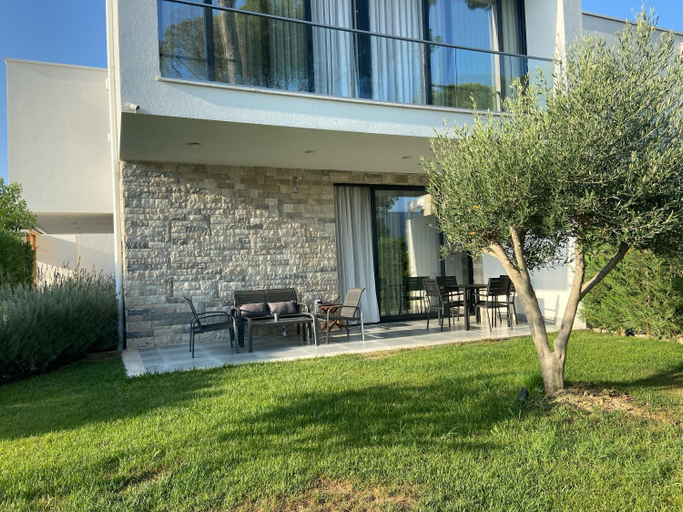 Others 3, Rosemarine Villa, Durrësit