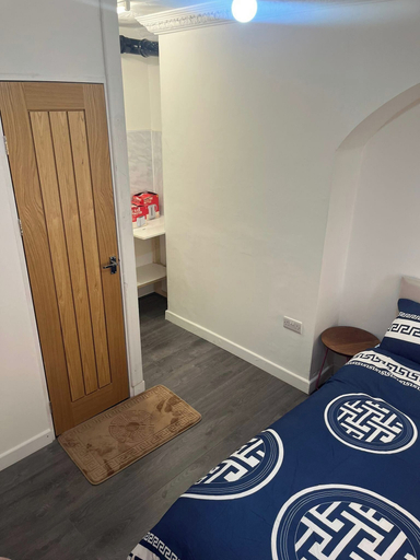 Room 3, House Sleeps 6 with Parking, Sheffield