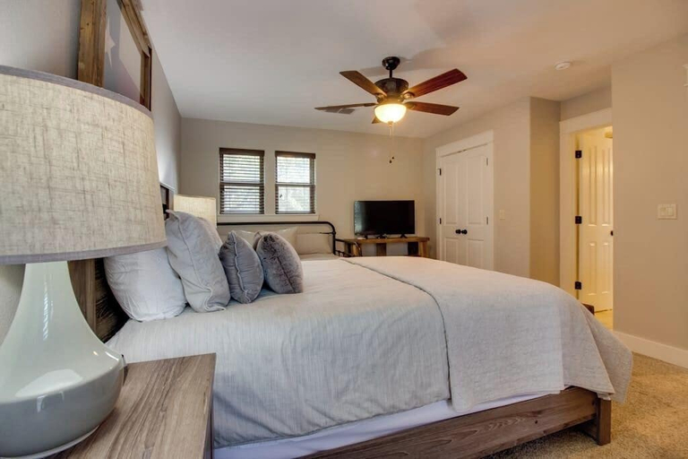 Room 4, Lakefront Home With Wifi, Entertainment, Dock & Lake Views - Dogs OK, Burnet