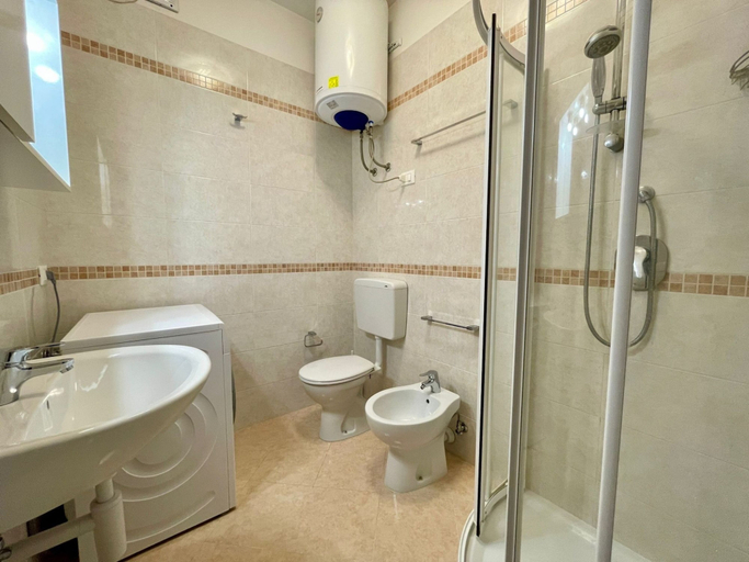 Bathroom 5, Beachside Flat With Shared Pool, Venezia