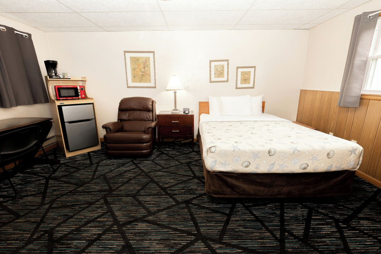 Bedroom 2, The Edgewood Motel, Marinette