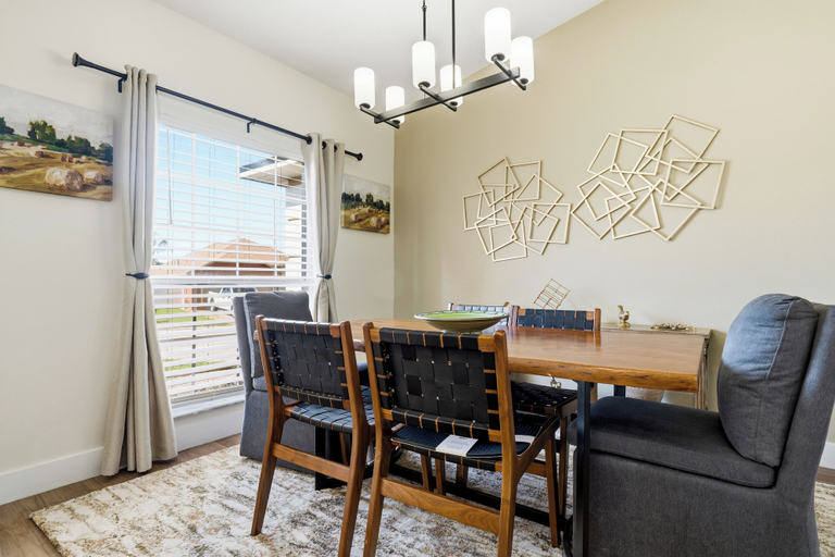 Dining 5, Renovated 4BR Villa with Private Pool, Polk