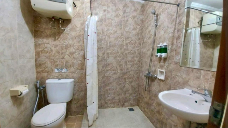 Bathroom, Studio Galeri Ciumbuleuit 1 By Kevin Property 63, Bandung