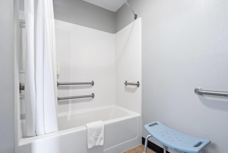 Bathroom 4, Econo Lodge El Paso, IL, Woodford