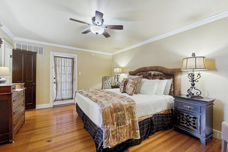 Room 5, Peaceful Home Right Near Downtown - Walk Everywhere, 2 Dogs Welcome, Gillespie