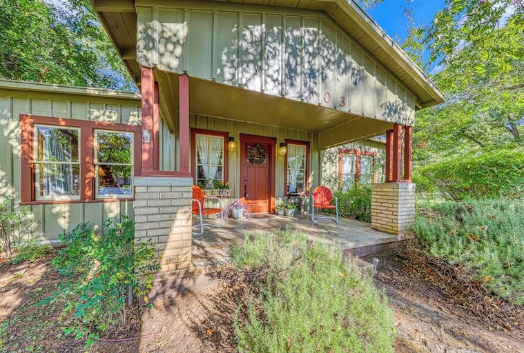 Terrace/patio 4, Historic Farmhouse With Lush Covered Patio - Near Wineries & Main St, Gillespie