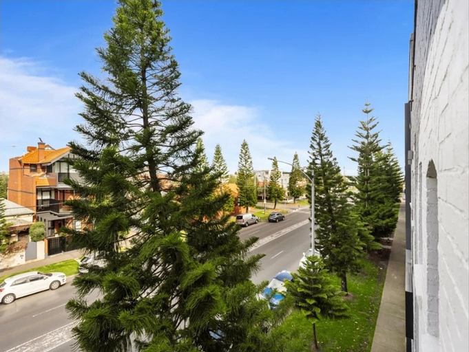 Property grounds, Luxe 2 Bed Apt, Seconds to Beach & Minutes to City, Melbourne