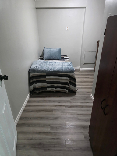 Room 2, Bright & Cozy 2-bedroom Main Floor Suite, Peel