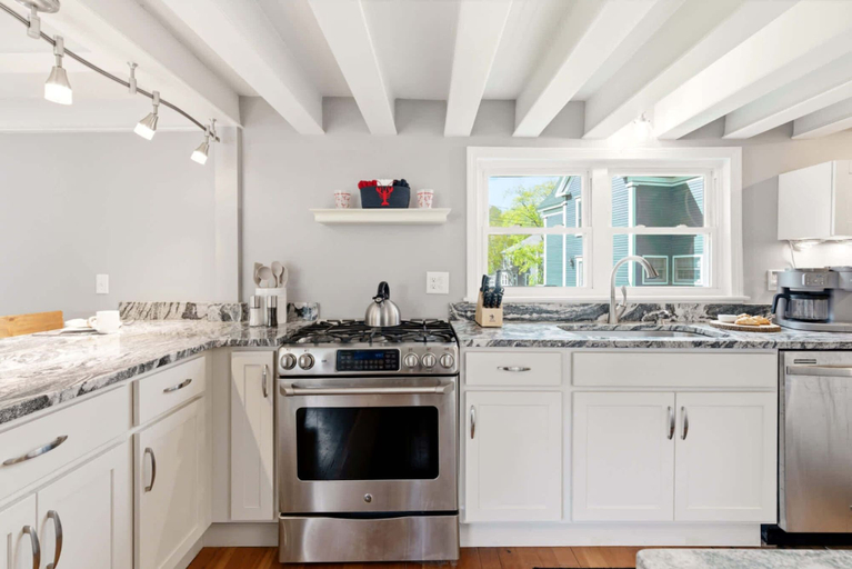 Private kitchen 4, Crosswinds Near Beach & Shops, York