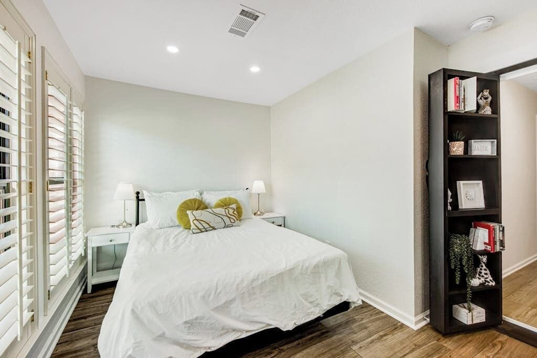 Room 5, Spacious & Elegant Haven With Huge Yard, Updated Interior, AC, & Fast Wifi, Llano