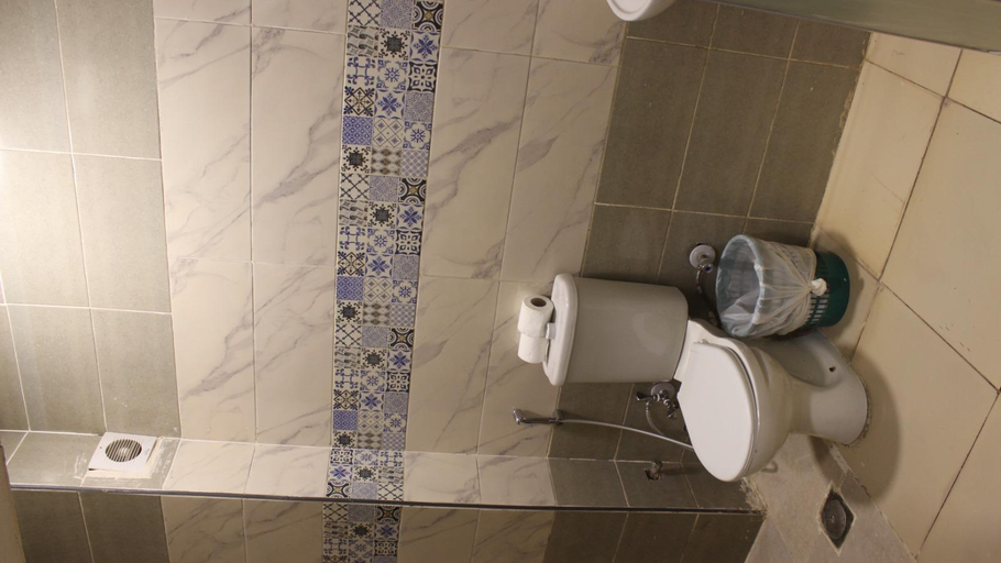 Bathroom 4, New indiana, Ad-Duqi