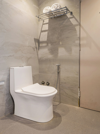 Bathroom 3, Hotel Aura, Mumbai Suburban