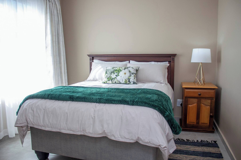 Room 2, No4 Airville Slate,9 min Drive to Cresta Mall, City of Johannesburg