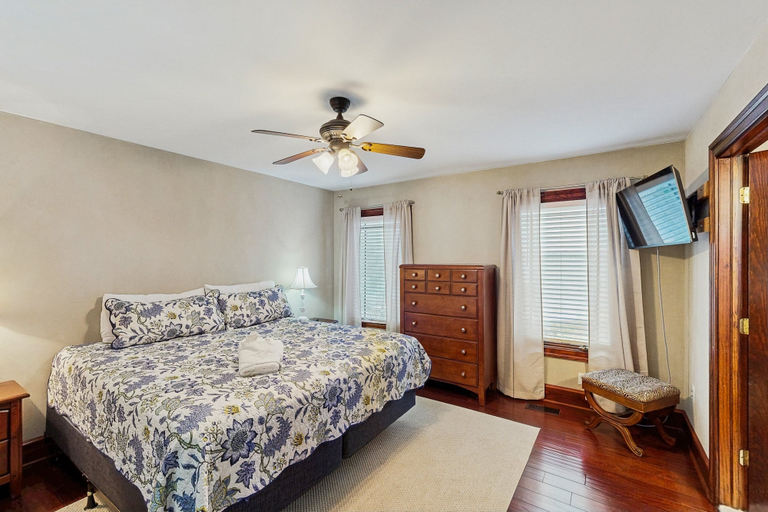 Room 3, Spacious Lakefront House W/private hot Tub, Deck, Fire pit & Grill, Spotsylvania