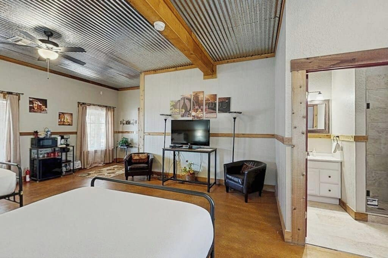 Room 5, Romantic, Dog-friendly Cabin With On-site Courtyard, Close to Wineries, Gillespie