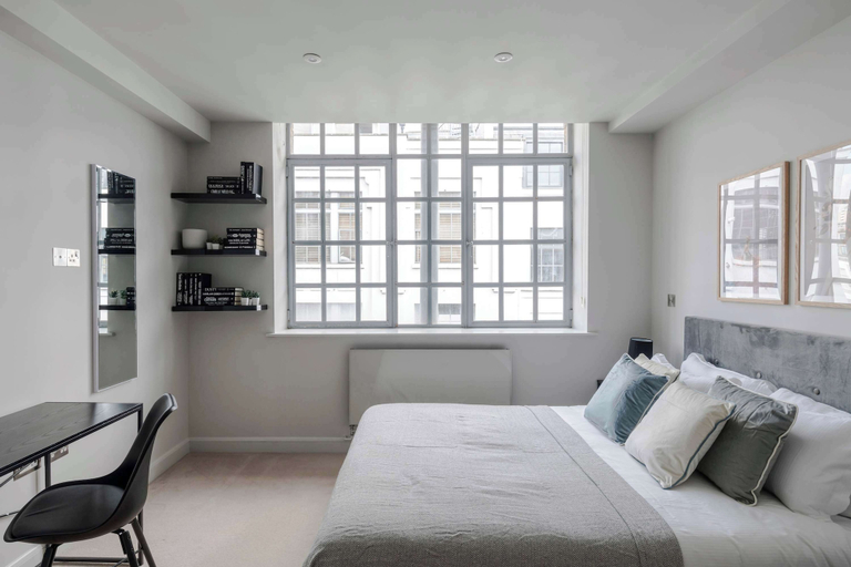 Room 2, The Eyre Suite Three - Farringdon - by Frankie, London