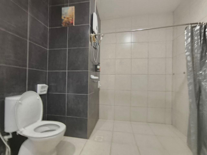 Bathroom 4, #DP8, Airy Pool View Stay Above D’Pulze Mall, Sepang