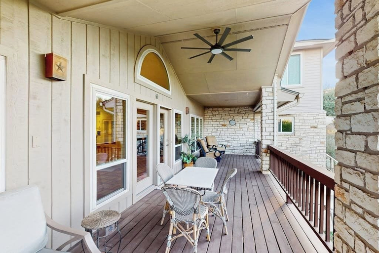 Outdoor dining 4, Spacious Beautiful Home With Full Kitchen, Balcony and Patio, Next to Golf Course, Llano