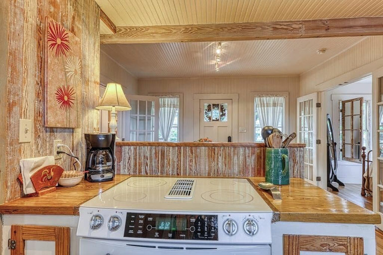 Private kitchen 5, Historic Farmhouse With Lush Covered Patio - Near Wineries & Main St, Gillespie
