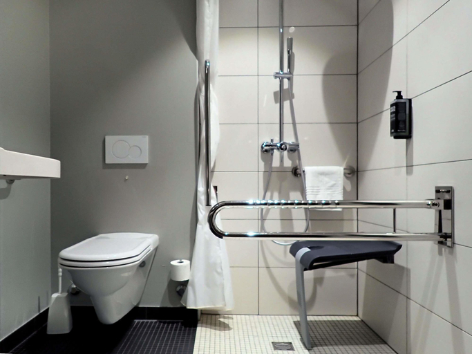 Bathroom 3, ibis Styles Geneve Carouge, Genève