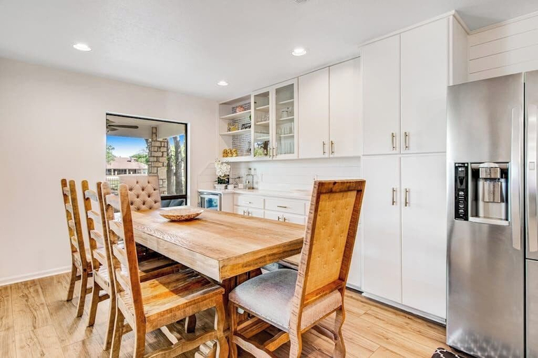 Room 2, Spacious & Elegant Haven With Huge Yard, Updated Interior, AC, & Fast Wifi, Llano