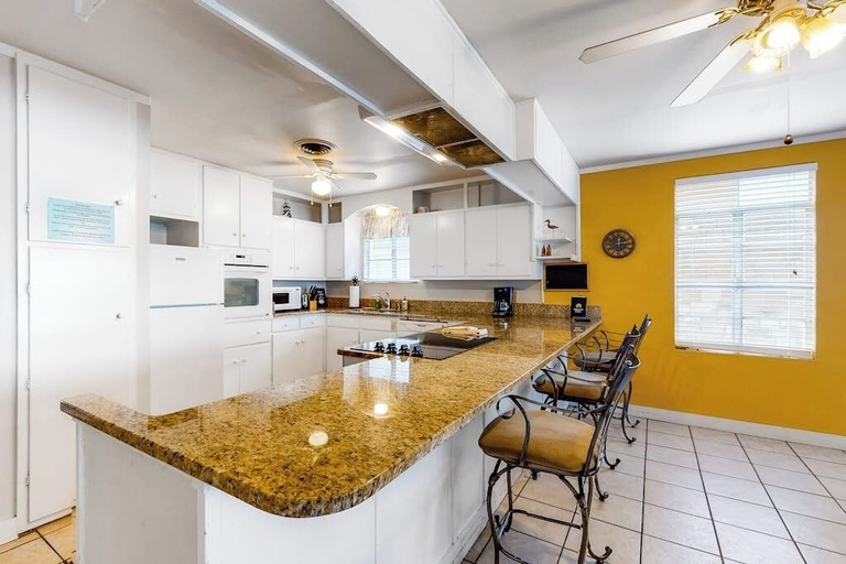 Private kitchen 2, Lakefront Dog-friendly Home With Central AC, Dock, Scenic Patio and Two Kayaks, Llano