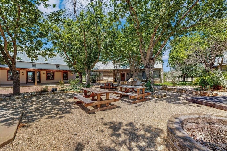 Outdoor dining 2, Dog-friendly Suite With a Fireplace - 290 Wine Tasting Trail, Gillespie