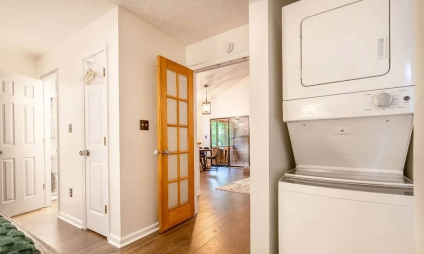 Room 2, Cozy Cabin Close to Dollywood Dog Friendly, Sevier