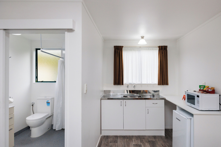Bathroom 5, Celtic Motel, Horowhenua