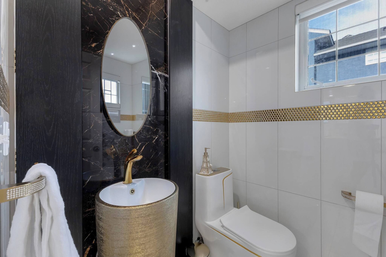 Bathroom 2, Calgary Downtown Guest House, Division No. 6