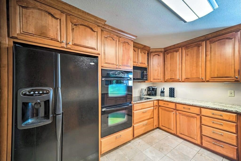 Private kitchen, Snowbird-friendly House With Game Room, Full Kitchen, Balcony & W/D, Kerr