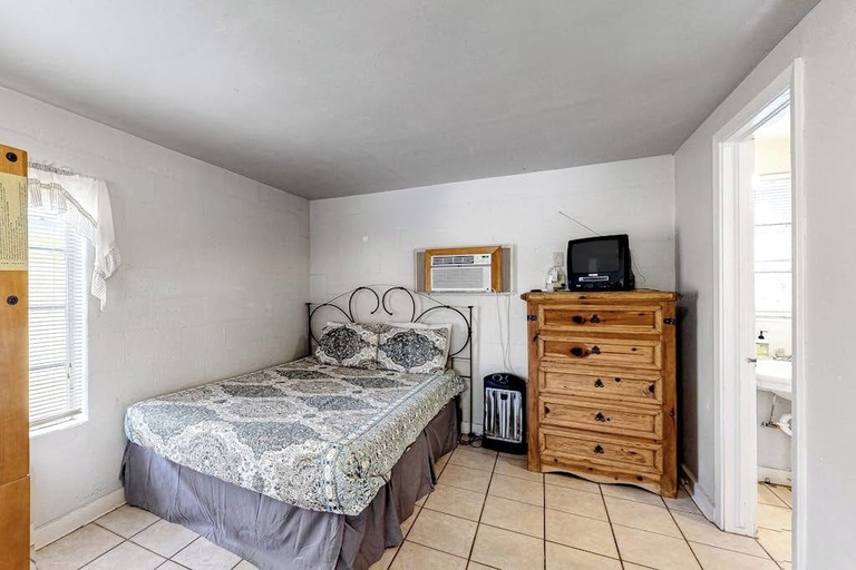 Room 3, Lakefront Dog-friendly Home With Central AC, Dock, Scenic Patio and Two Kayaks, Llano